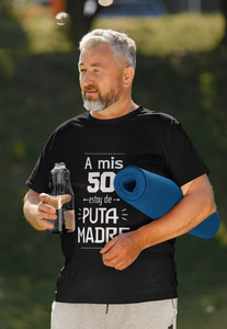 A MIS 50 ESTOY DE PUTA MADRE - CAMISETA