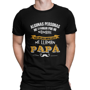 LAS PERSONAS MÁS IMPORTANTES ME LLAMAN PAPÁ  - CAMISETA