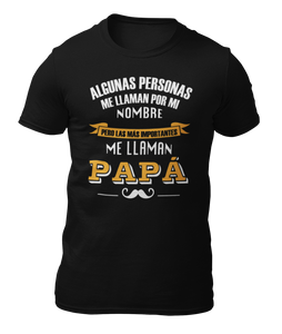 LAS PERSONAS MÁS IMPORTANTES ME LLAMAN PAPÁ  - CAMISETA